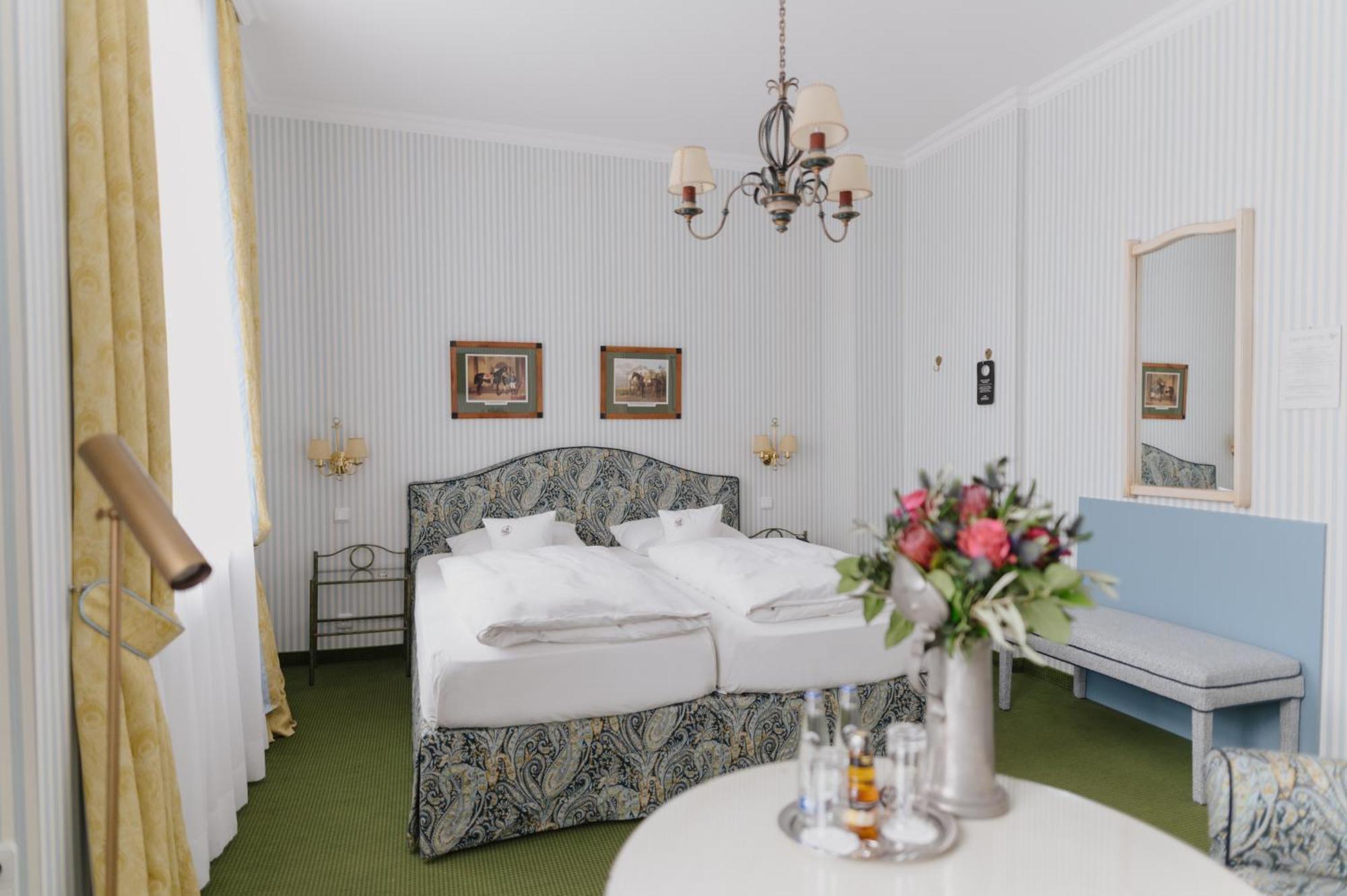 Romantik Hotel Zur Post Furstenfeldbruck Bagian luar foto