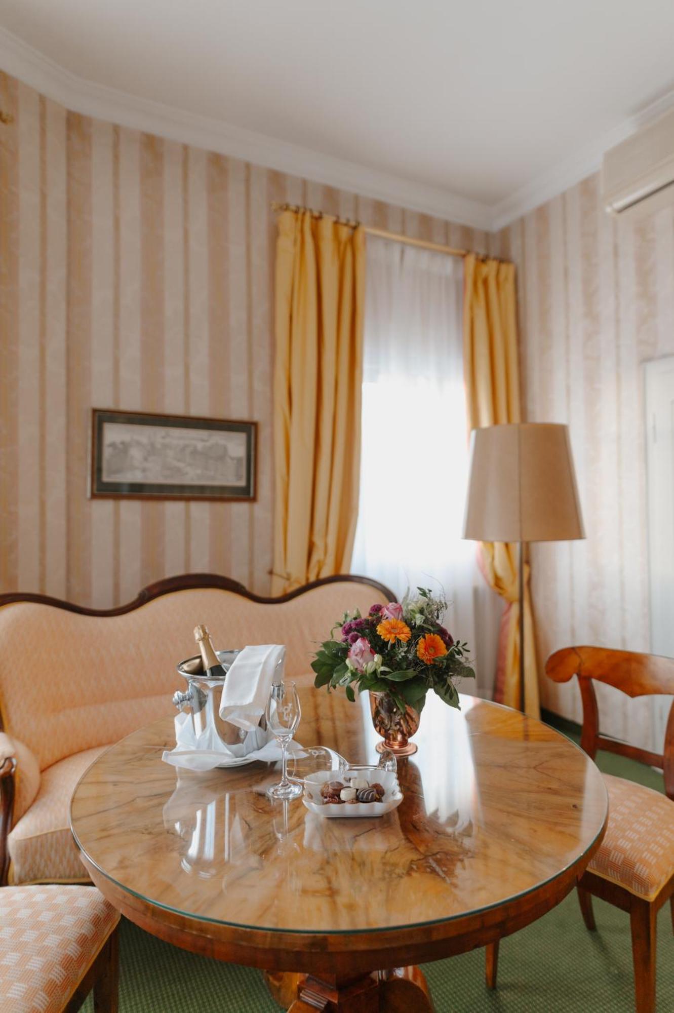 Romantik Hotel Zur Post Furstenfeldbruck Bagian luar foto