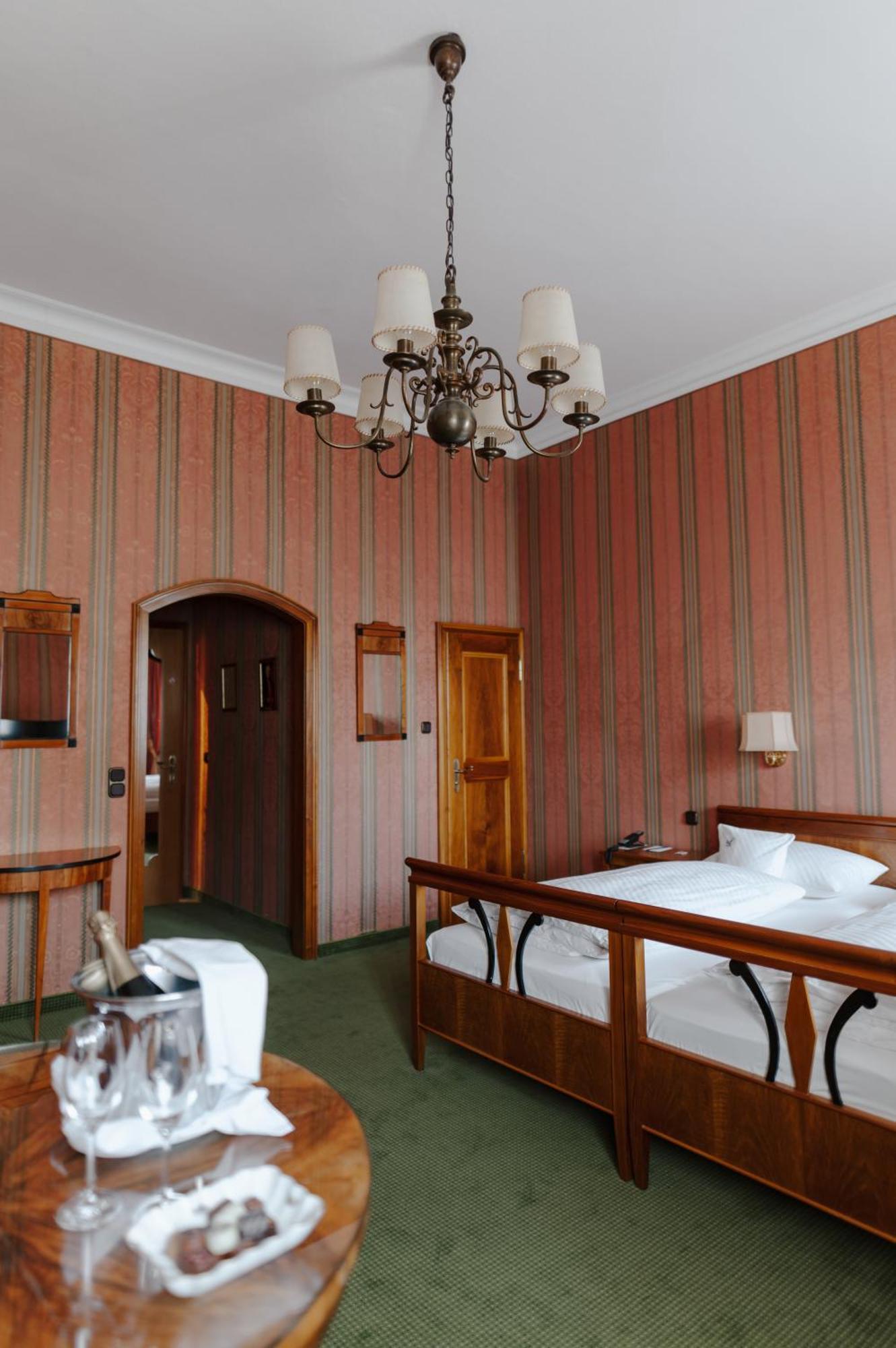 Romantik Hotel Zur Post Furstenfeldbruck Bagian luar foto